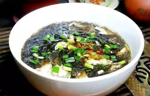 紫菜鸭蛋汤 先将紫菜用温水发开洗净 放锅中煮15分钟